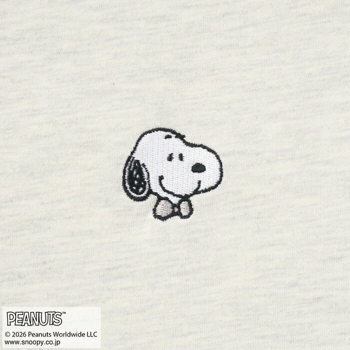 控えめなデザインのためカーディガンやジャケットのインナーとしても