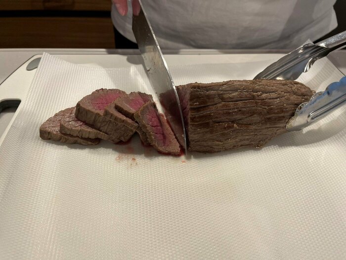 まな板にシートを敷いて、ローストビーフをカットしてみました