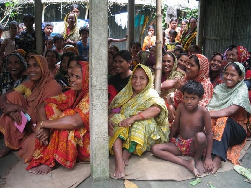 バングラデシュでマイクロファイナンス機関の定例ミーティングに参加する女性たち