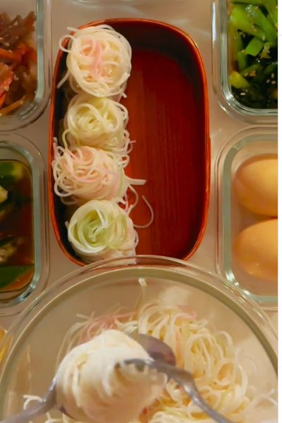 【そうめん弁当】”くるくる技”で手際よく綺麗に詰める！夏にぴったりのお弁当が話題