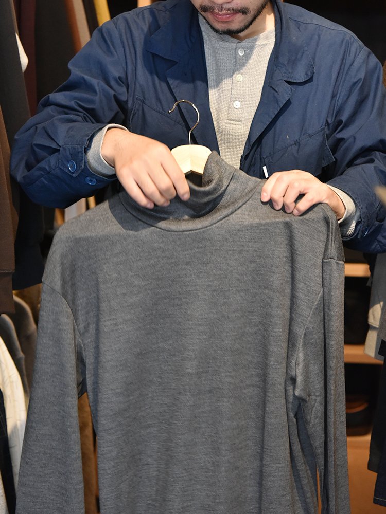 同じくcomm.archのタートルネックカットソー。ウールとは思えないほどのツヤ感とスムースな肌触り。素材の良さを直接感じるために、芹澤さんは肌着として使いたいという