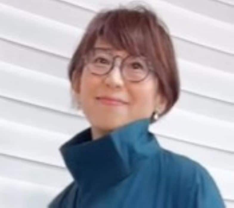 【62歳マダム】が着こなすユニクロの『ショートコート』に大反響！高見えする上級者コーデに「真似したい！」の声