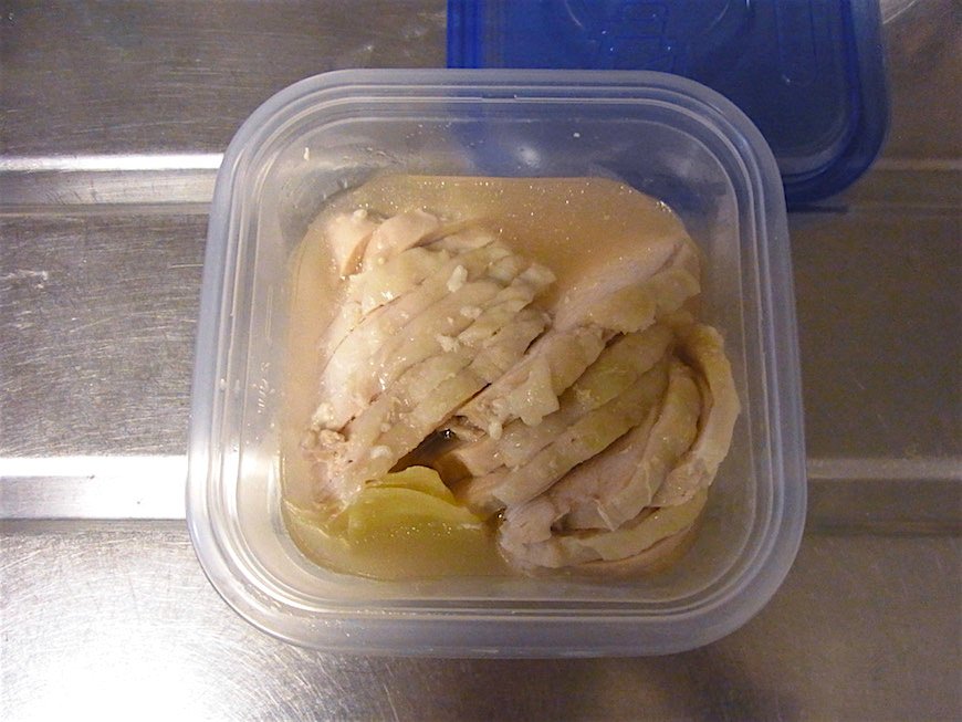 粗熱が取れたら食べやすい厚さに切って密閉容器に入れ、蒸し汁をかけまわし、冷蔵庫で保存する