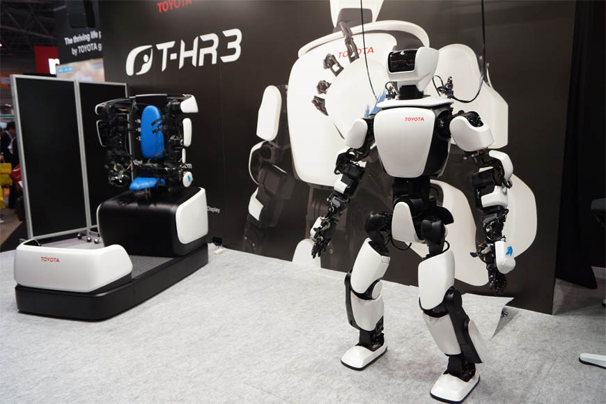 トヨタのT-HR3。左側にあるのがマスター操縦システムで操縦者が座る
