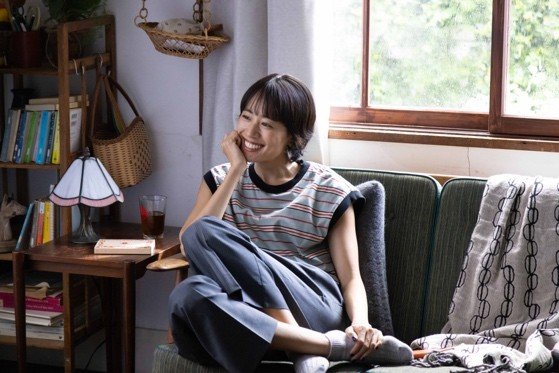 石橋静河が出演したCMメイキング画像 ©三井住友カード「街を、時代を歩く人」篇