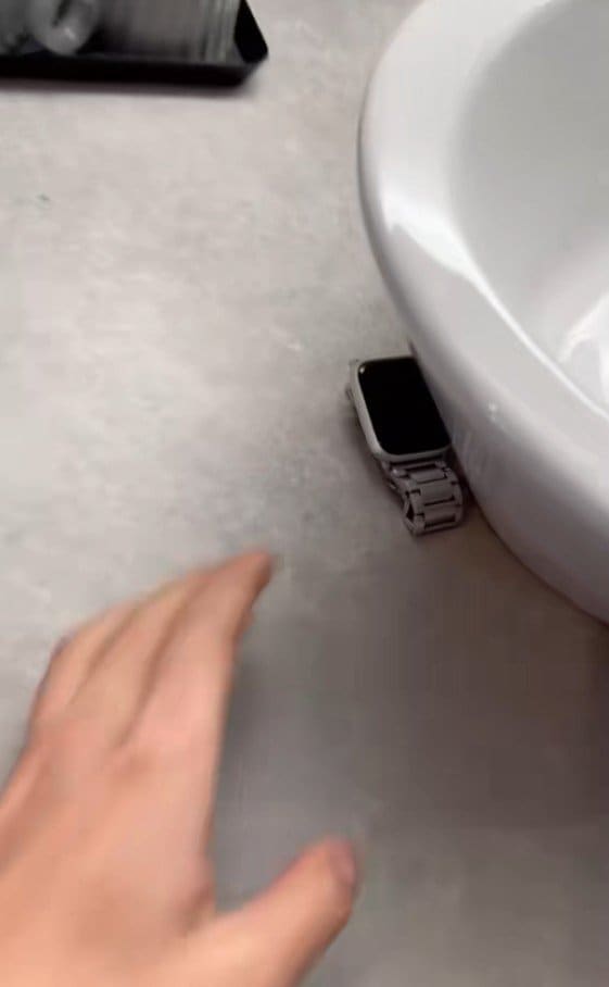 洗面ボウルの影にアップルウォッチ
