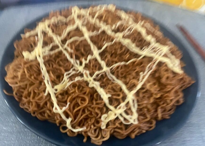 皿に盛られた焼きそば