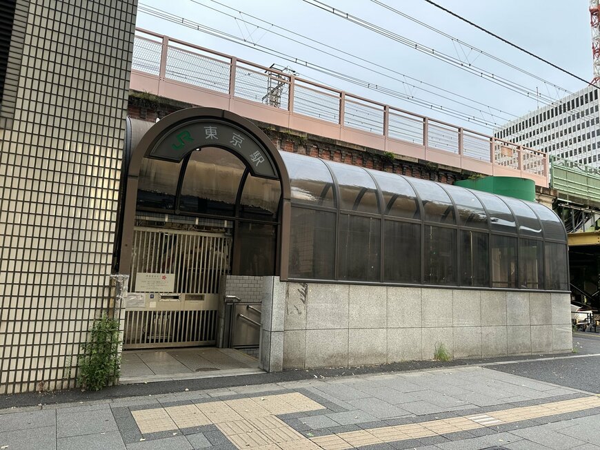 「東京駅」の小さな出入り口