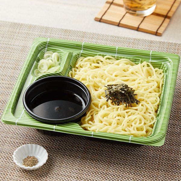 ファミリーマートの新商品：黒こしょうがアクセントざるらーめん