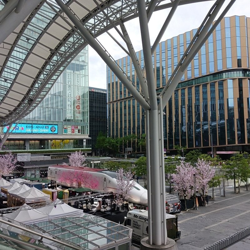 【昼の写真】JR博多駅前広場「満開の桜が咲くつばめ」のライトアップ