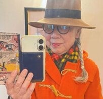【72歳のおばあちゃん】「オレンジダッフル」の個性派コーデが話題！グレイヘアに映えるコーディネートに称賛の声