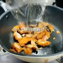 【夫弁当】余った手羽唐揚げを「甘辛鶏の卵とじ」にしてご飯の上にドーン！胡麻を振り半分だけ海苔をのせるひと手間が光る、朝6時から作るボリューム満点お弁当