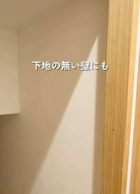 下地のない壁に…→ピラシェルで〈おしゃれな可動棚〉をDIY！ピンで取り付けるから壁に大きな穴を空けずに作れる！