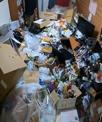 「どうしたらこうなる…」家じゅうゴミの山！彼女に捨てられた男性宅の〈ゴミ屋敷〉→プロの片付けで衝撃のビフォーアフター！〈スッキリ空間〉に大変身