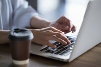 小説の校正作業で大事なシーンの誤字を発見　予想外のミスに「意外と違和感ない」「画面上だと見落としがち」