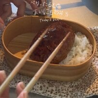 【らくちん弁当】レトルトを使って時短！ご飯の上にどーんとのせた「ハンバーグ弁当」色鮮やかな副菜にも注目！