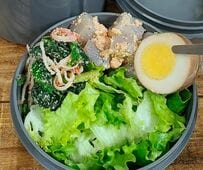 【現場弁当】50代大工が作る豪華な「肉巻き高野豆腐弁当」。タレが絡んだメインとさっぱりした甘酢漬けを組み合わせ、彩り豊かに仕上げる実用的な和食の盛り付け術