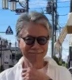 【73歳イケオジ】ユニクロのリネンシャツが主役の「爽やかコーデ」が素敵！大人の余裕を感じる着こなしがかっこいい