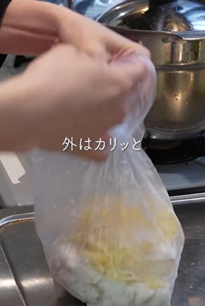 ビニール袋を使って具を作ります