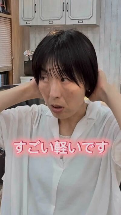 素敵な仕上がりに「すごい軽いです」と喜ぶ女性