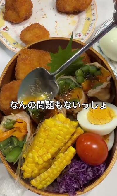 ご飯の上に詰めた肉巻きへ、スプーンでたれをかける