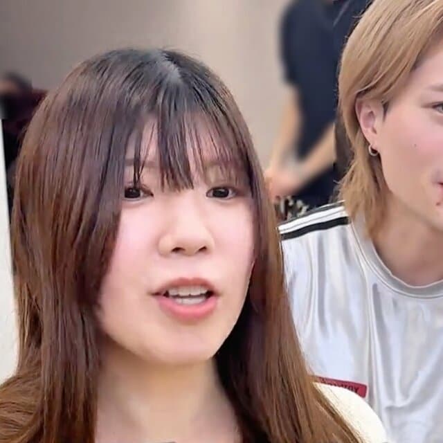 顎下1センチを提案され「そんなに切ったことない」と驚く女性。ロングからの印象チェンジに喜びの笑顔！