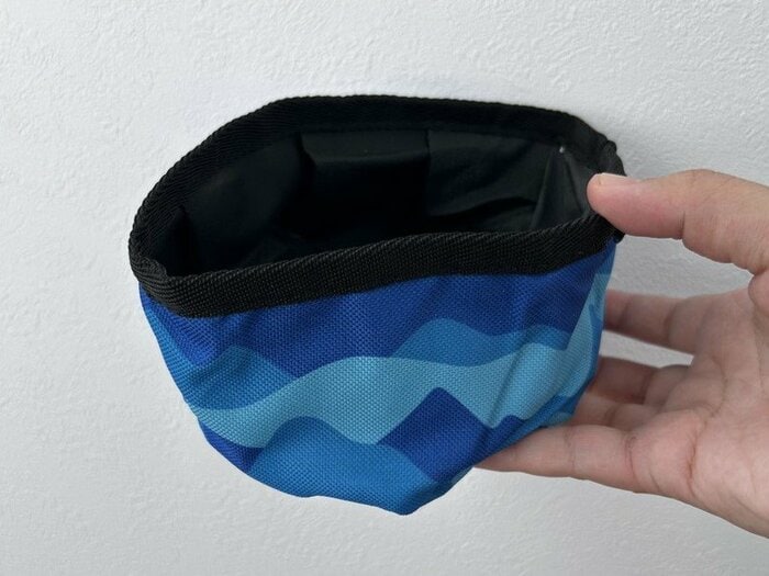 直径約14cm、高さは8cmで、手に持つとこのようなサイズ感です