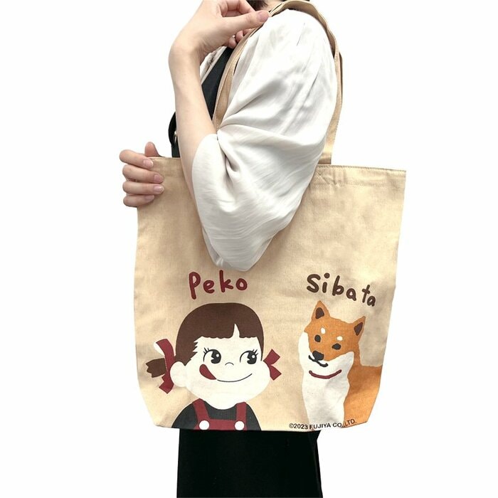 縦長のトートバッグ。A4サイズでマチもあり、収納力もばっちり