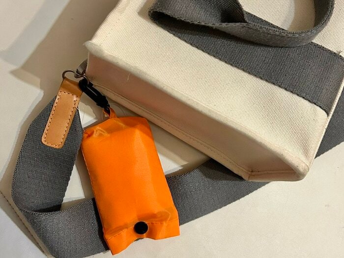 フックにかけることで、カバンの中からエコバッグを探す手間も省けます