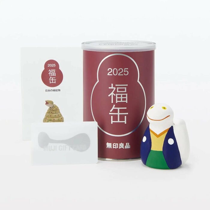 手づくりの縁起物一点と、MUJI GIFT CARD一枚が入ったセット