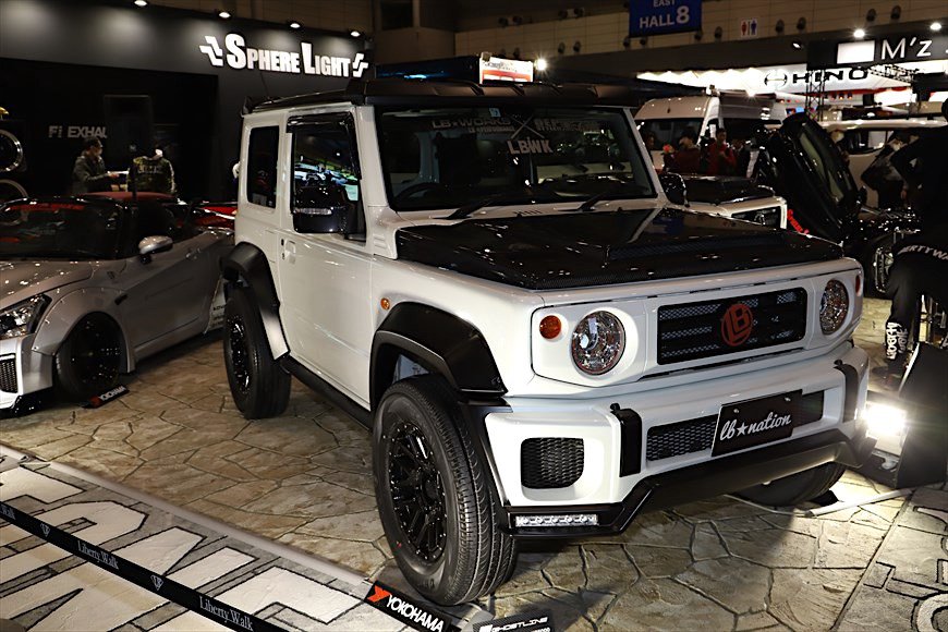 ボンネットやオーバーフェンダーはブラックカラーで大迫力