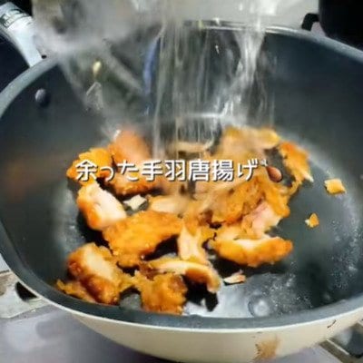 【夫弁当】余った手羽唐揚げを「甘辛鶏の卵とじ」にしてご飯の上にドーン！胡麻を振り半分だけ海苔をのせるひと手間が光る、朝6時から作るボリューム満点お弁当