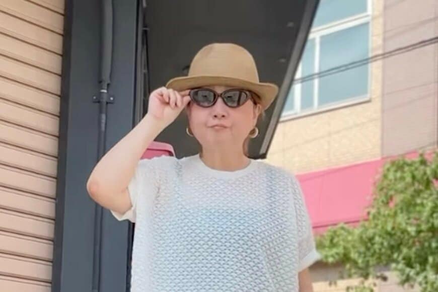 【60代スタイリスト】トレンドのスカートレイヤードパンツを着こなす！大人女性の洗練モノトーンコーデ