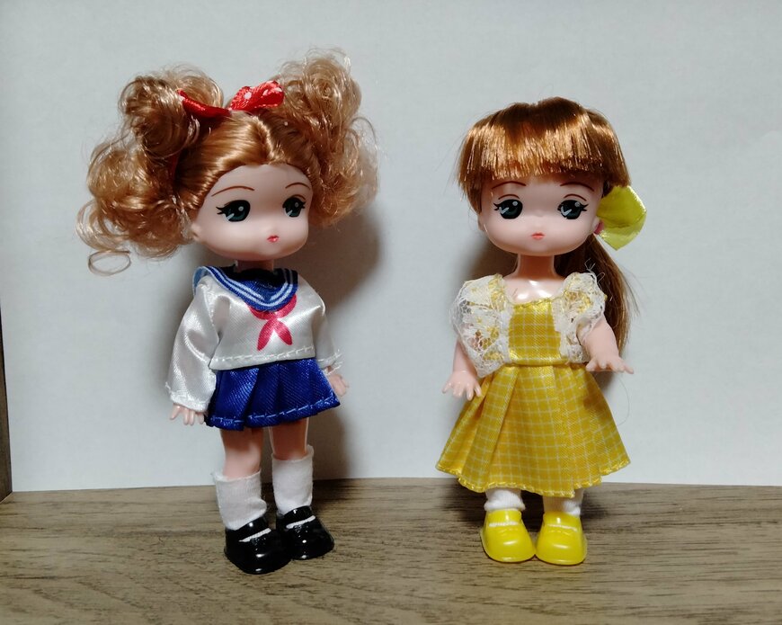 筆者撮影（ダイソー、着せ替えゆなちゃん カールアップ・ダイソー、着せ替えゆなちゃん ストレート・ダイソー、ゆなちゃん着せ替え衣装（制服、セーラー服）・ダイソー、ゆなちゃん着せ替え衣装（普段着、春服））