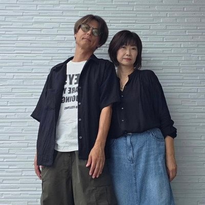 【60歳妻＆49歳夫】夫婦で楽しむ〈黒シャツリンクコーデ〉がスタイリッシュで素敵