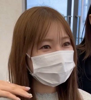 「短くするのが怖くて」女性がくびれミディアムボブで「小顔見えスタイル」にスタイルチェンジ