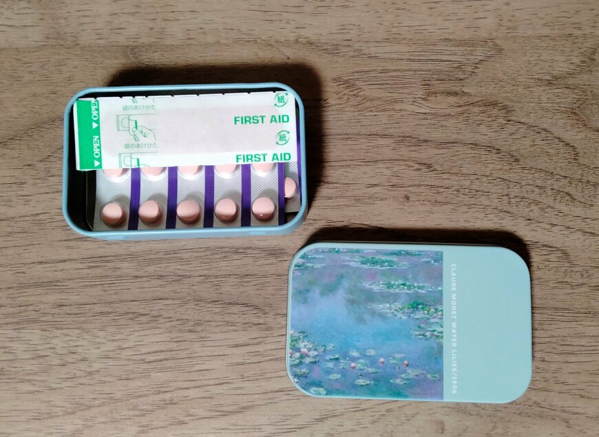 筆者撮影（ダイソー、スクエア缶（モネ））