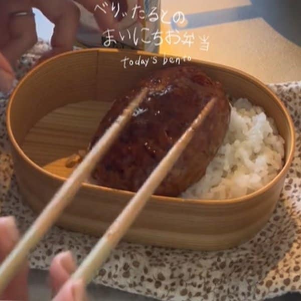 【らくちん弁当】レトルトを使って時短！ご飯の上にどーんとのせた「ハンバーグ弁当」色鮮やかな副菜にも注目！