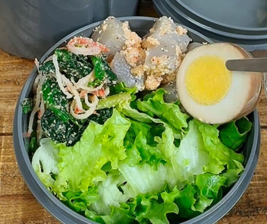 【現場弁当】50代大工が作る豪華な「肉巻き高野豆腐弁当」。タレが絡んだメインとさっぱりした甘酢漬けを組み合わせ、彩り豊かに仕上げる実用的な和食の盛り付け術