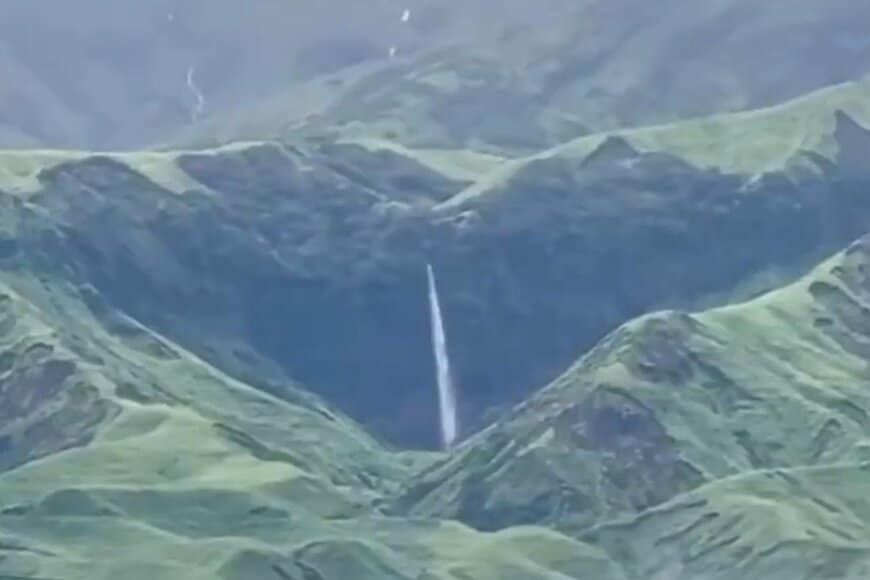 豪雨の際に現れる滝