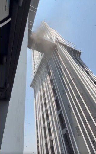 目の前で揺れていた高層ビル