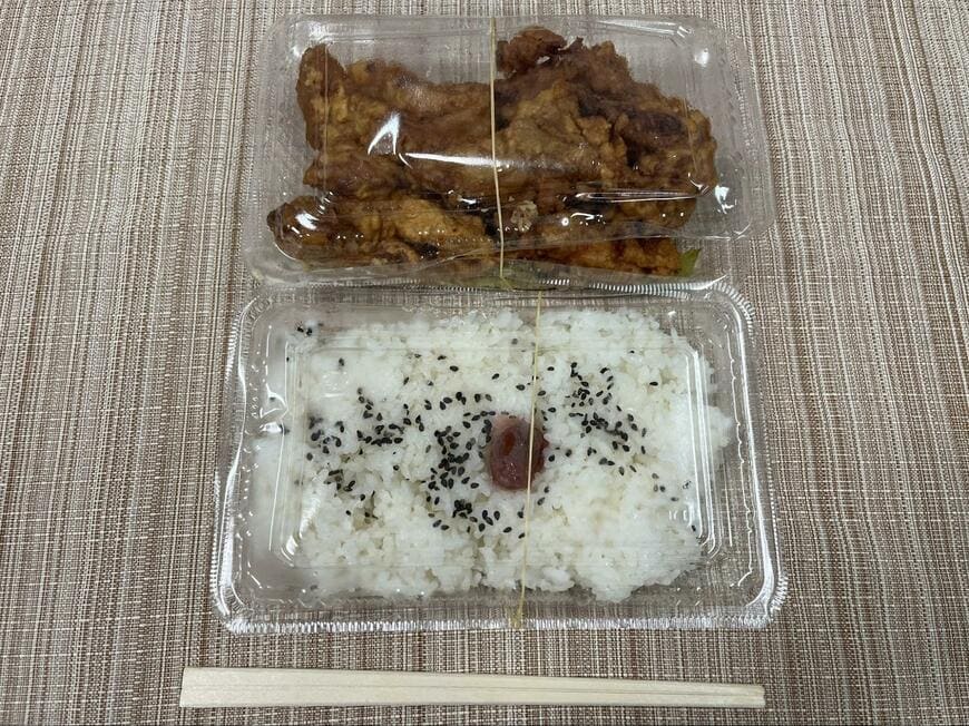 「ご飯」と「からあげ」が別盛りなので、からあげも「カラッと」感を保ったままです。