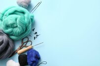 羊毛フェルトで制作中のリアルすぎるインコ　思わず目を疑う姿に「めっちゃ焦った」との声が続出