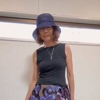 「1粒で2度美味しい」75歳マダムの自作“アフリカン柄スカート”　前後で柄が違う【個性派アイテムコーデ】に称賛の声
