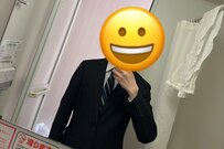 入社式当日、息子から届いたスーツ姿の自撮り　想像の斜め上を行く全身ショットに22万いいね
