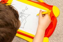 3歳息子が描いた「ママの似顔絵」　あまりにメタモンな仕上がりに「かわいい」
