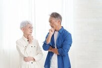 【繰上げ受給】60歳から年金を受けとりたい…65歳から受けとるのと「ひと月・年間」でいくら「差」が出る？