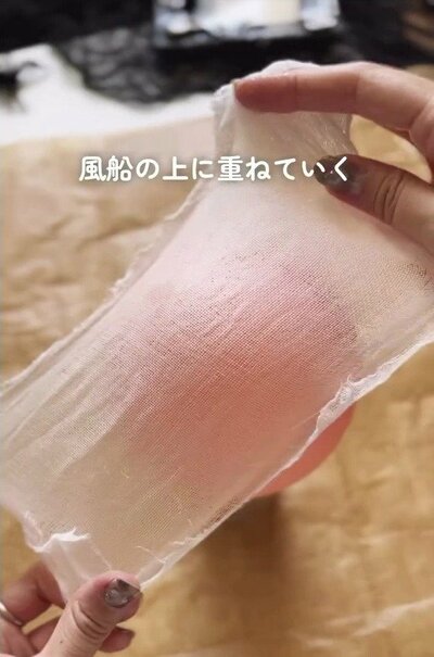 ガーゼを重ねていく風船