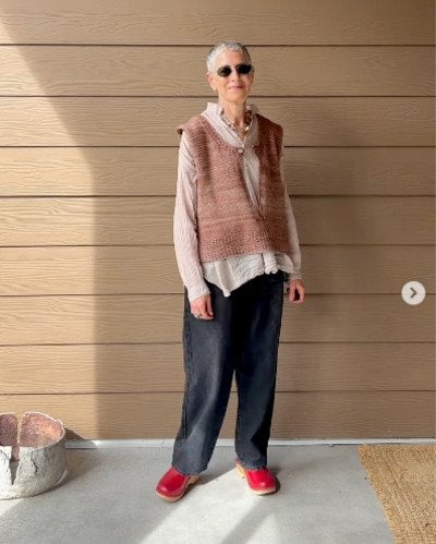 ニットベストに赤いサボサンダルを合わせた全身コーデ