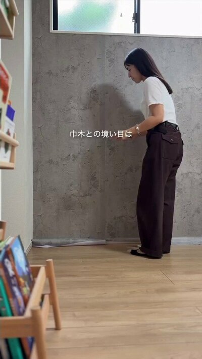 グレーの壁紙を貼った寝室の壁